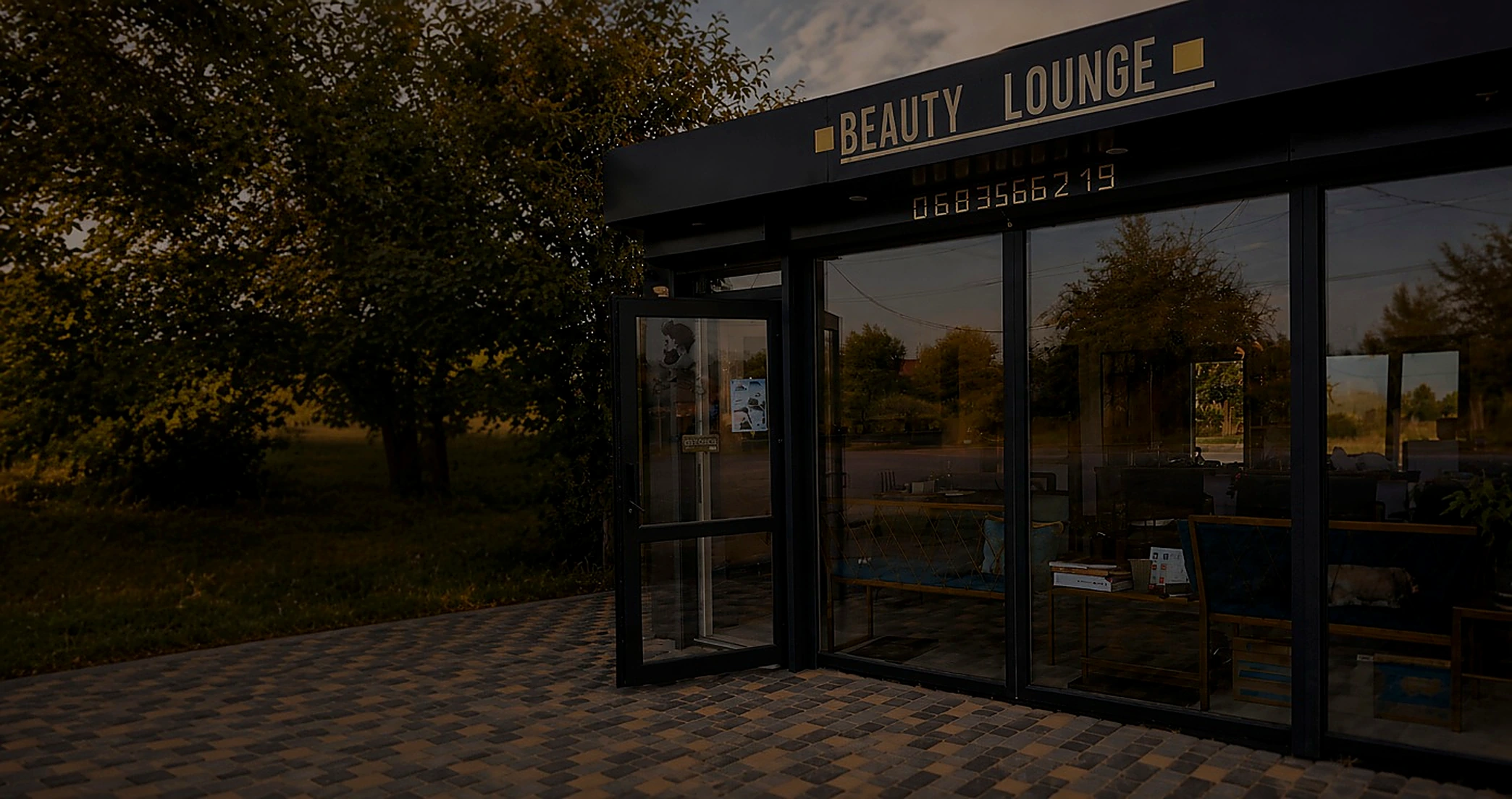 Вхід до салону краси BEAUTY LOUNGE: скляний фасад із вивіскою й номером телефону